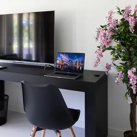 بيت ضيافة Luxury With King Size Bed 3*